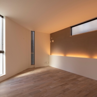 勾配天井が生み出す大空間、二階リビングで開放的に暮らす家