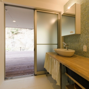 吹き抜けで家族がつながりつつ一人ひとりの個性も尊重した家