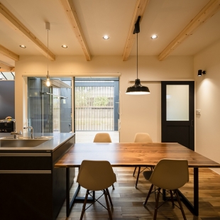 吹き抜けで家族がつながりつつ一人ひとりの個性も尊重した家