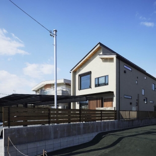 スキップフロアと土間リビングが家族をつなぐ住まい