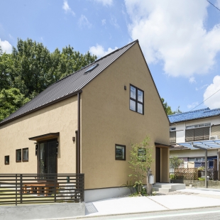 毎日が別荘気分、大きな三角屋根の家