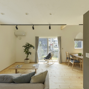 毎日が別荘気分、大きな三角屋根の家