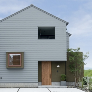 1階と2階を二つの階段でつなぐスキップフロアのある家