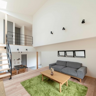 1階と2階を二つの階段でつなぐスキップフロアのある家