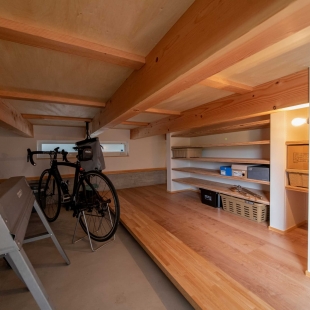 1階と2階を二つの階段でつなぐスキップフロアのある家