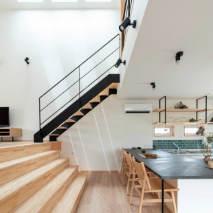 1階と2階を二つの階段でつなぐスキップフロアのある家