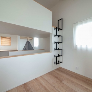 1階と2階を二つの階段でつなぐスキップフロアのある家