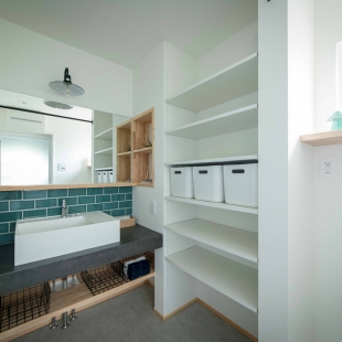 1階と2階を二つの階段でつなぐスキップフロアのある家