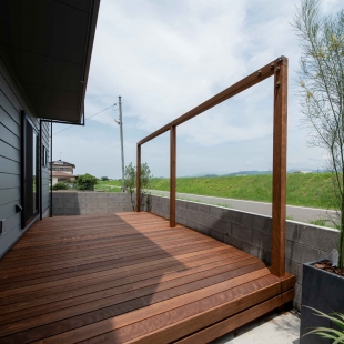 1階と2階を二つの階段でつなぐスキップフロアのある家