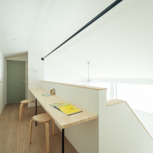 平屋みたいなちょっと小さな三角屋根の家