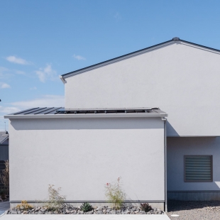 スマートでシンプル、多くの収納を設えたスタイリッシュな家