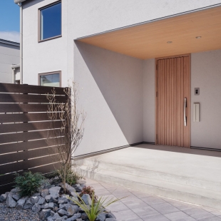 スマートでシンプル、多くの収納を設えたスタイリッシュな家