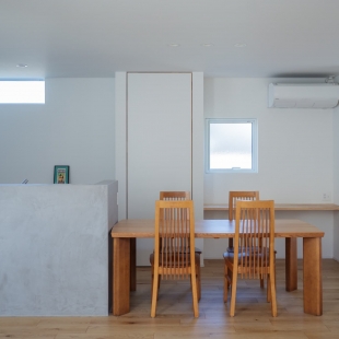 スマートでシンプル、多くの収納を設えたスタイリッシュな家