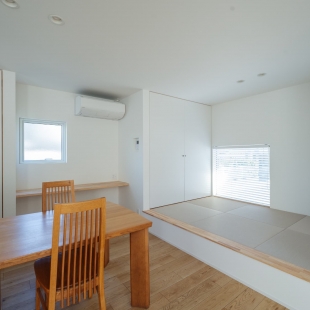 スマートでシンプル、多くの収納を設えたスタイリッシュな家