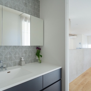 スマートでシンプル、多くの収納を設えたスタイリッシュな家