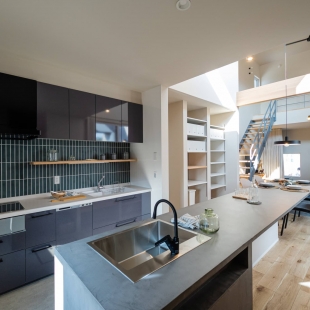 明るさと心地よさをもたらす吹抜けのある家