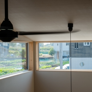 明るさと心地よさをもたらす吹抜けのある家