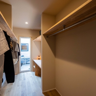 明るさと心地よさをもたらす吹抜けのある家