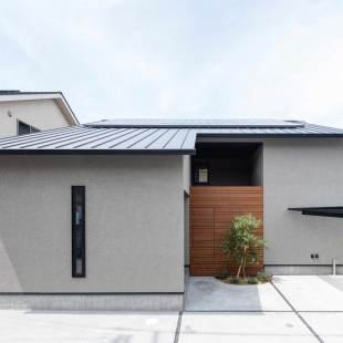 おしゃれで開放感のある吹抜けと外からの視線を遮る中庭のある家