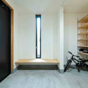 おしゃれで開放感のある吹抜けと外からの視線を遮る中庭のある家