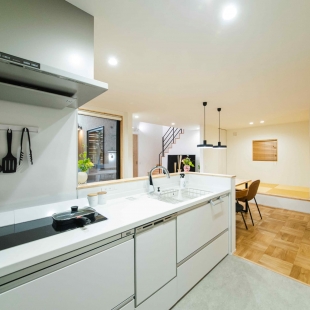 おしゃれで開放感のある吹抜けと外からの視線を遮る中庭のある家