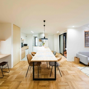 おしゃれで開放感のある吹抜けと外からの視線を遮る中庭のある家