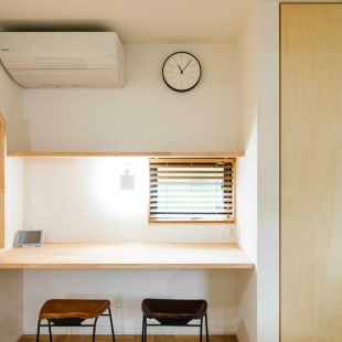 おしゃれで開放感のある吹抜けと外からの視線を遮る中庭のある家