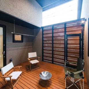 おしゃれで開放感のある吹抜けと外からの視線を遮る中庭のある家