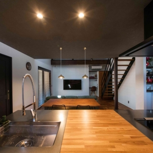 細部にまでこだわった木とアイアンが生きる家