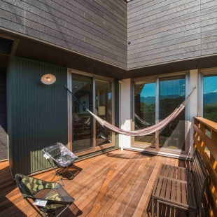 暮らしを楽しむ遊び心がいっぱい！ウッドデッキやハンモックのある家