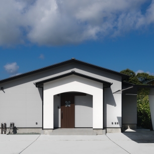 猫と暮らす、凛とした佇まいの平屋