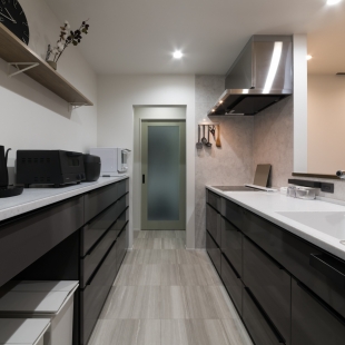 猫と暮らす、凛とした佇まいの平屋