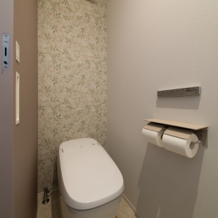 猫と暮らす、凛とした佇まいの平屋