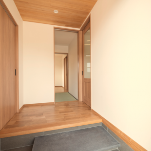 木の断熱材の平屋