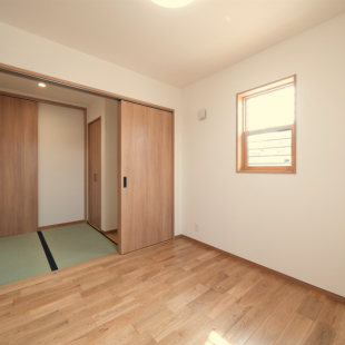 木の断熱材の平屋