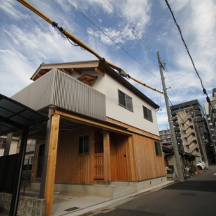都会のど真ん中に茶室のある土壁の家