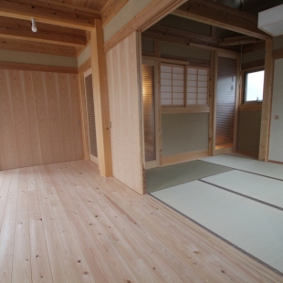都会のど真ん中に茶室のある土壁の家